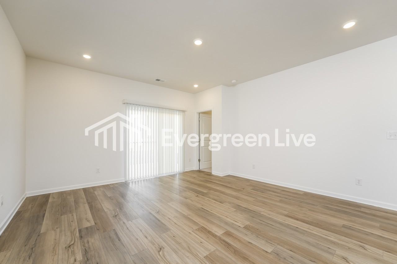 1809 Holmsey Cir - Photo 3 of 11