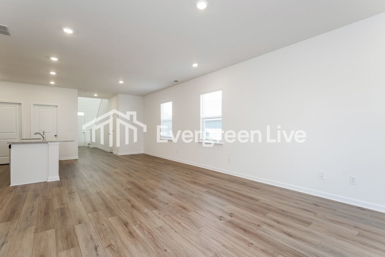 1813 Holmsey Cir - Photo 3 of 11