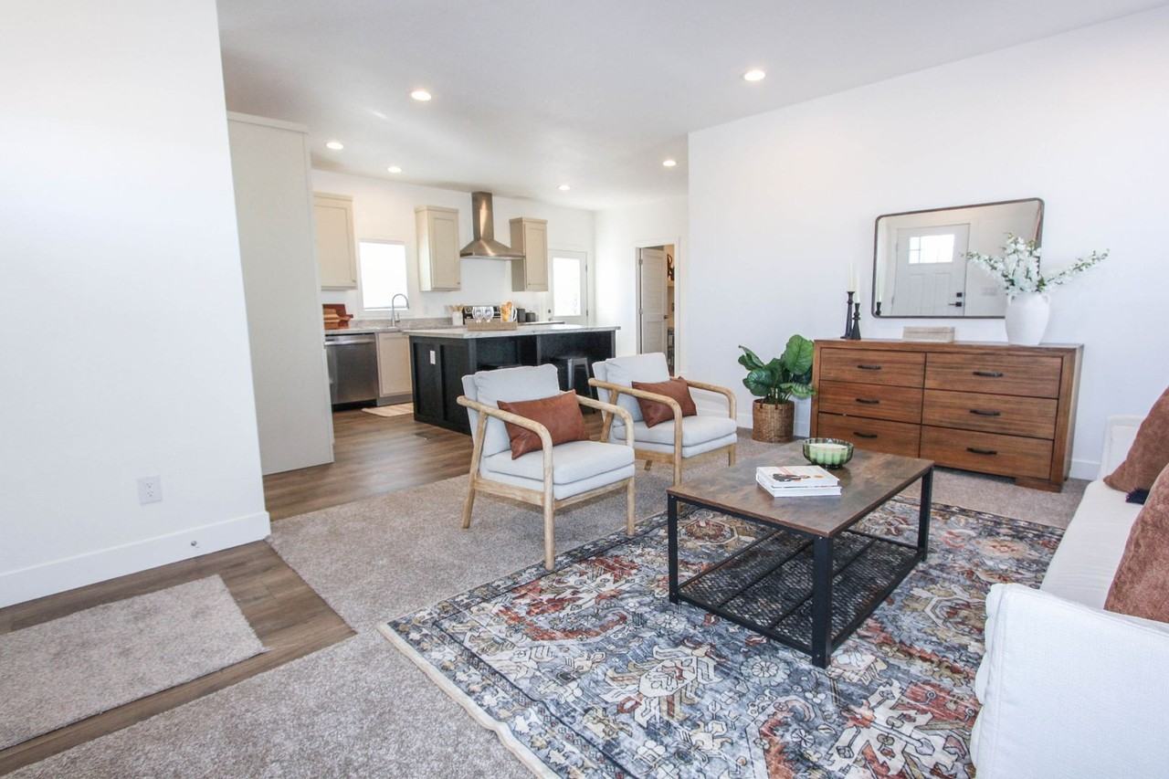 45 W Hawaii Rd - Photo 2 of 16