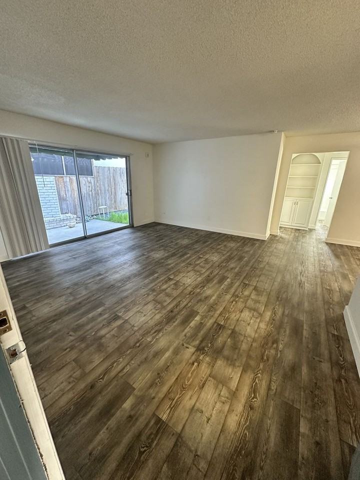 Versailles Apts. - Photo 7 of 14