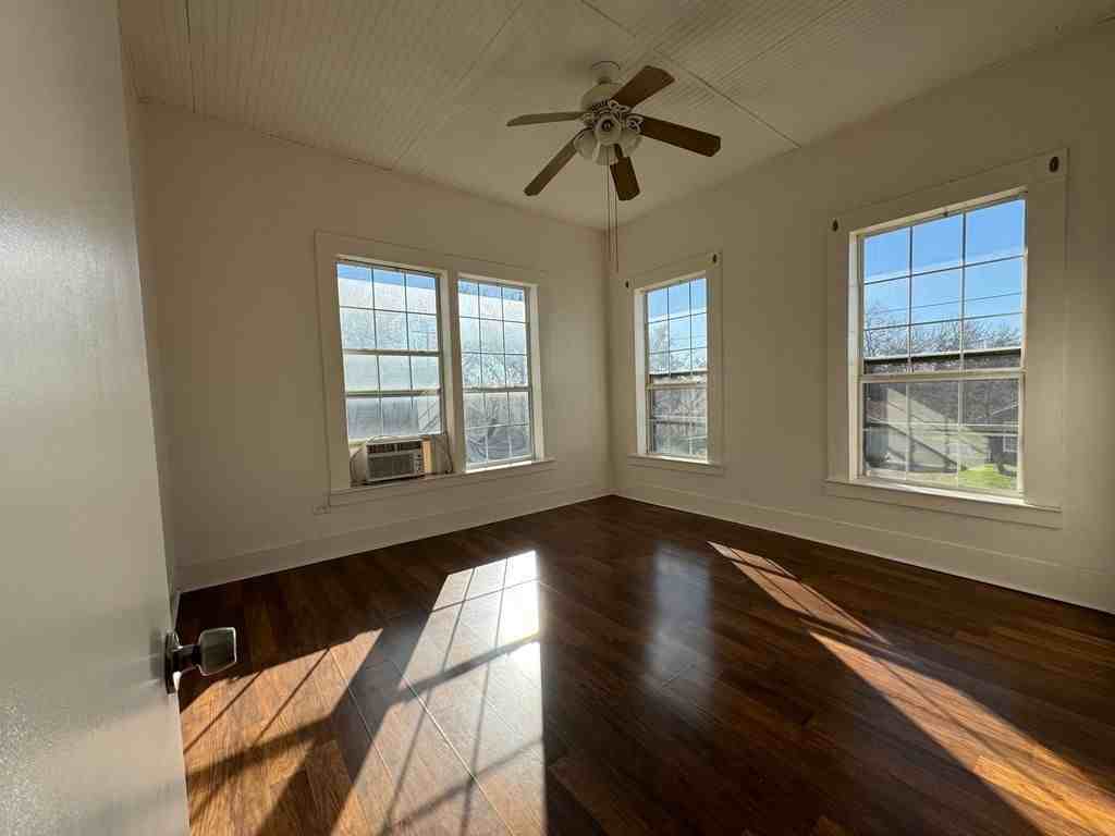 215 Rigsby Ave - Photo 6 of 11