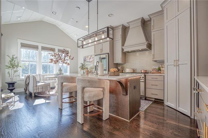 984 Memorial Walk Se - Photo 5 of 38