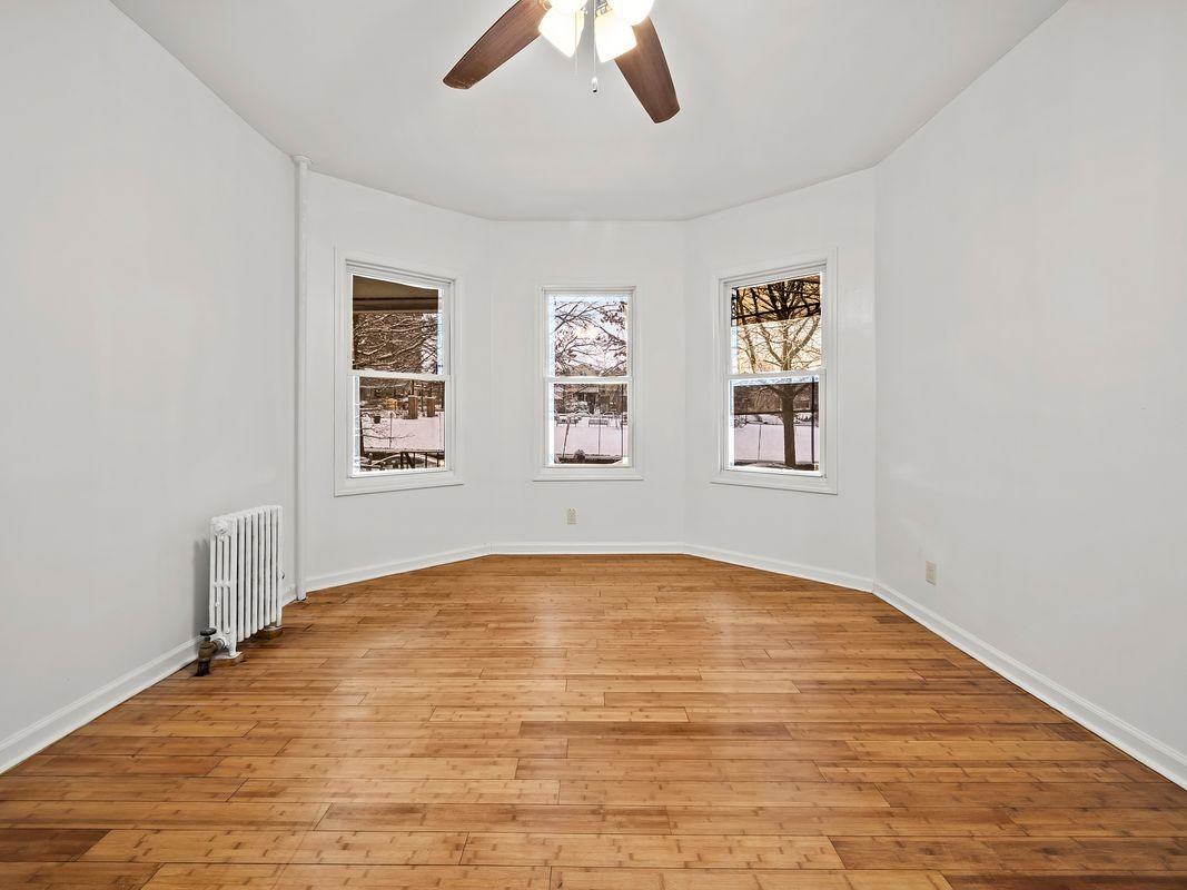 163 Montgomery St - Photo 4 of 17