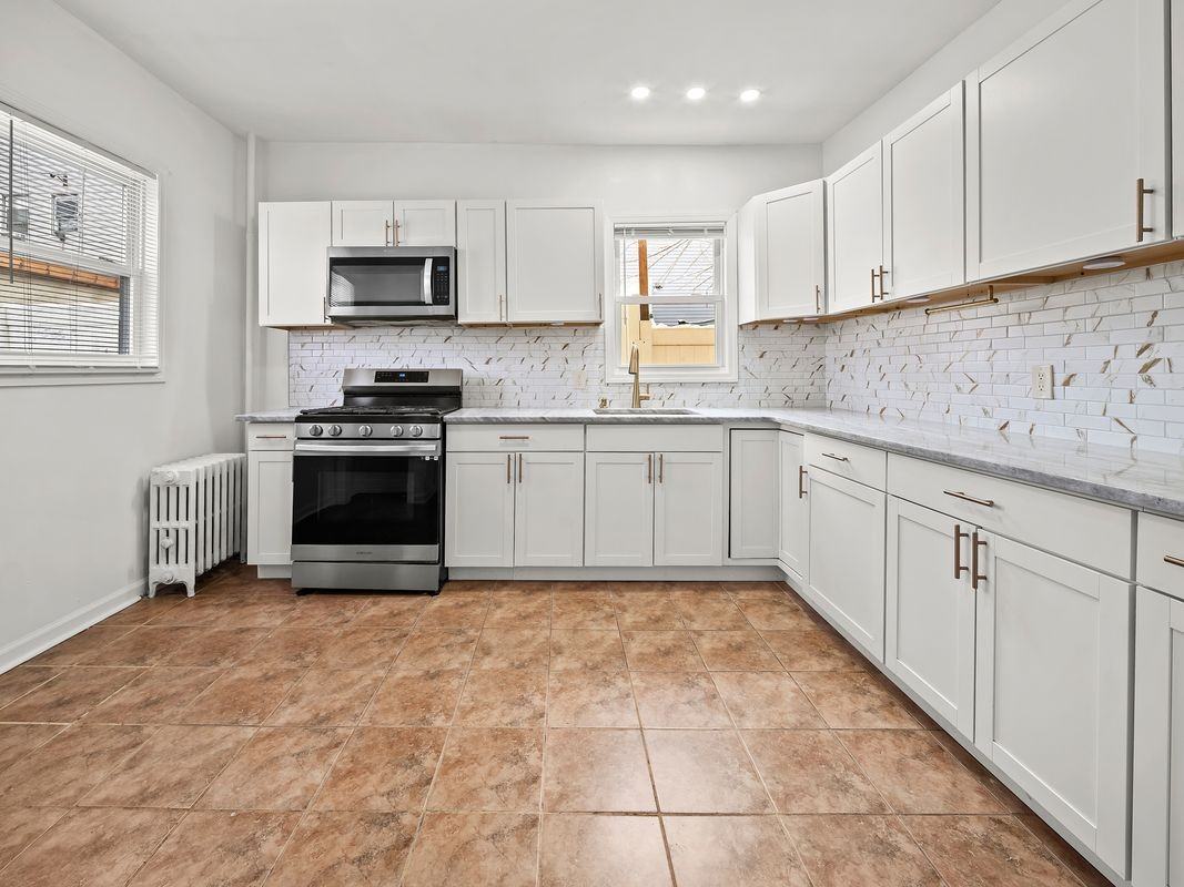 163 Montgomery St - Photo 6 of 17