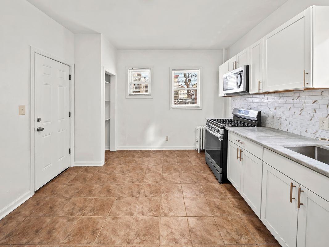 163 Montgomery St - Photo 7 of 17