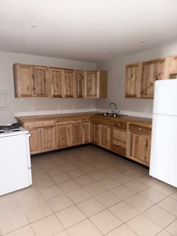 300 S Cedar St - Photo 3 of 9