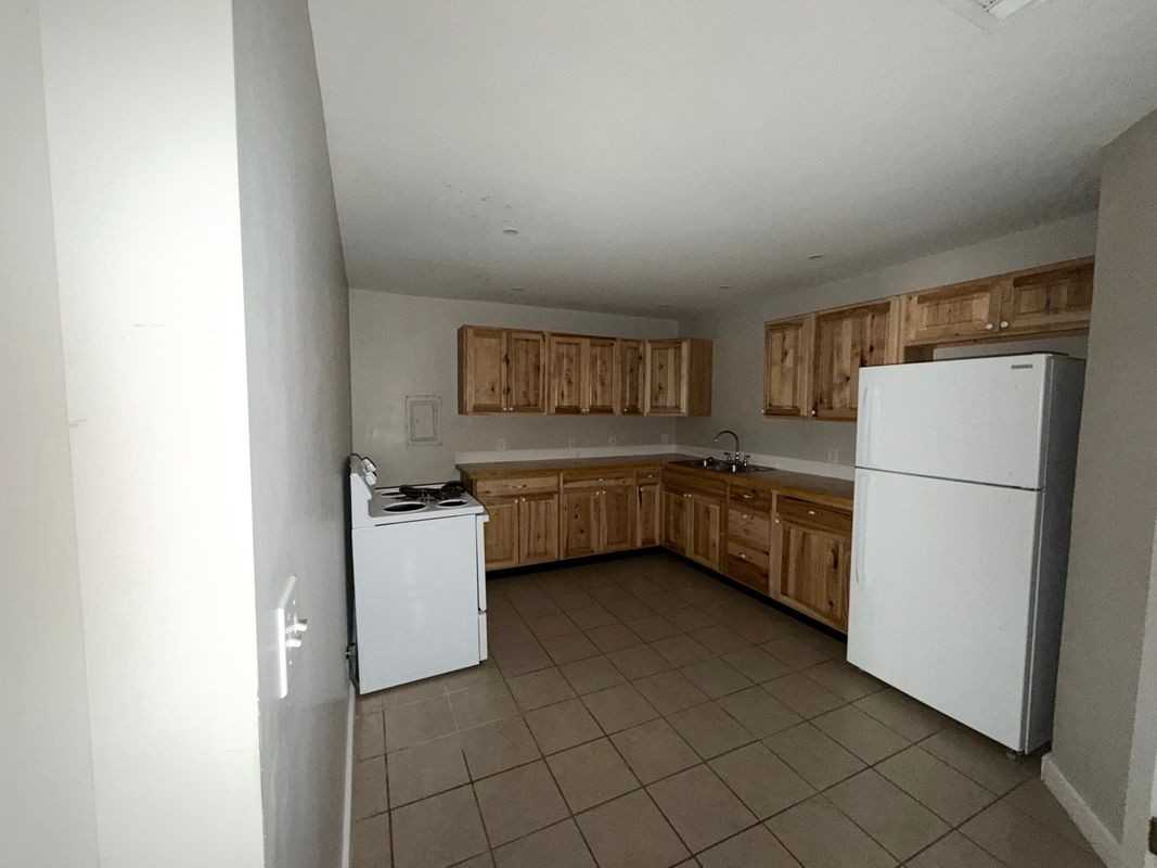 300 S Cedar St - Photo 4 of 9