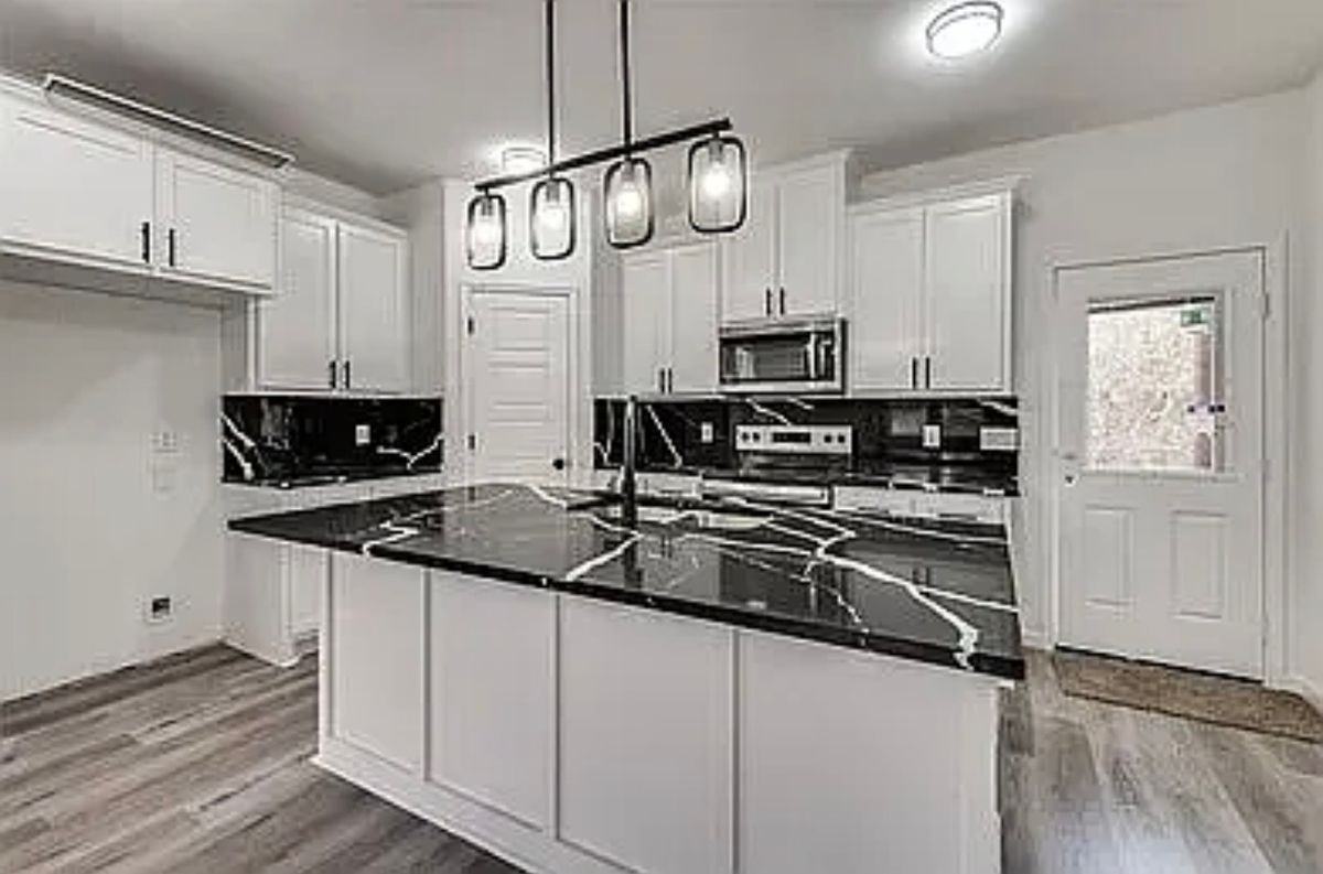 5610 Black Pine Cir - Photo 4 of 20