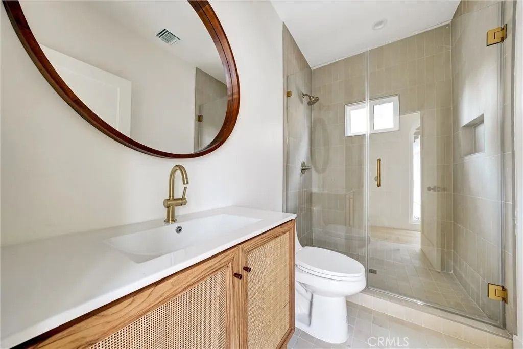 1569 Wesley Ave - Photo 2 of 9