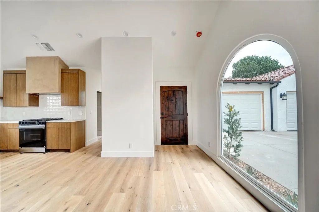 1569 Wesley Ave - Photo 4 of 9