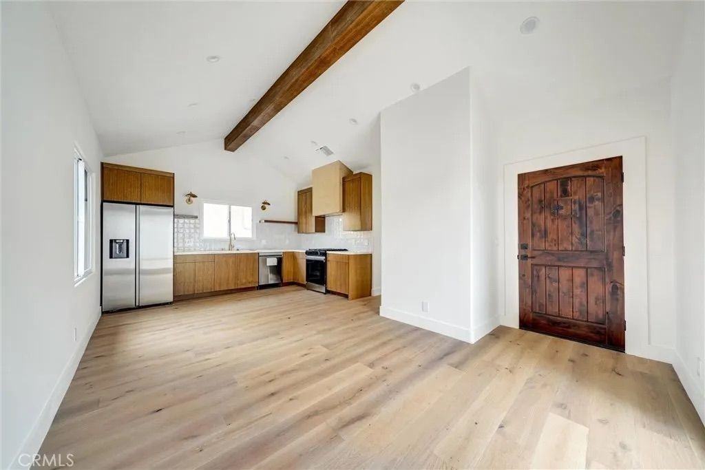 1569 Wesley Ave - Photo 6 of 9