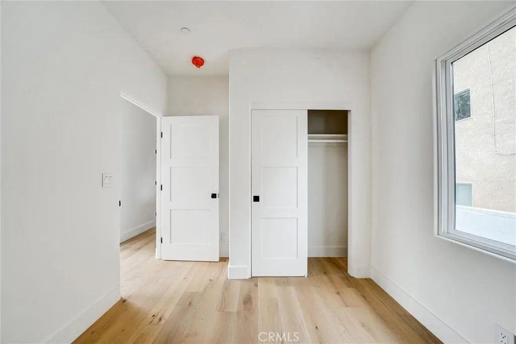 1569 Wesley Ave - Photo 7 of 9