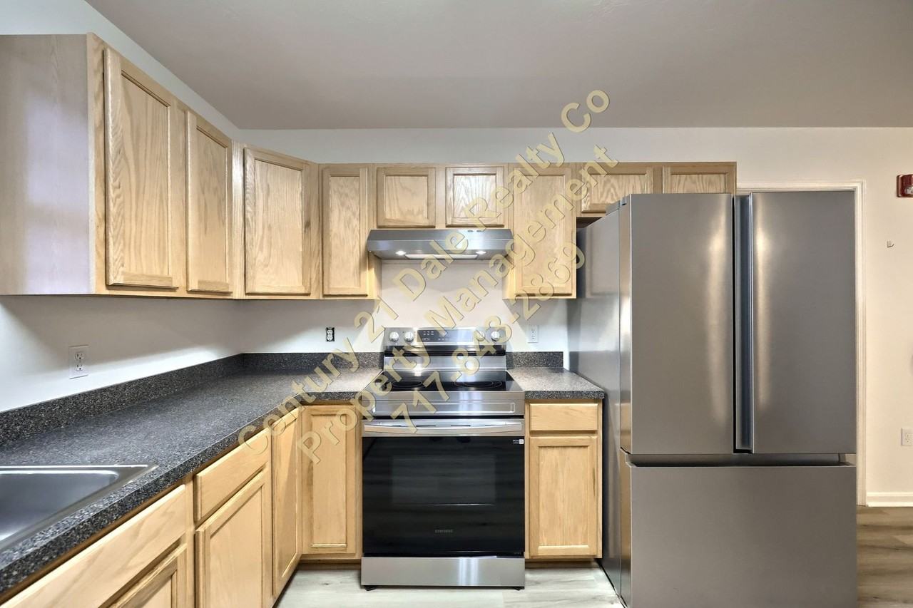 360 W Market St - Photo 4 of 15