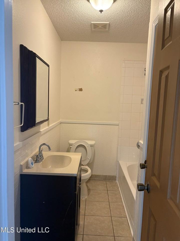 3017 Bemis Ave - Photo 3 of 25