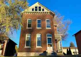 featured image of 319 S 8th St