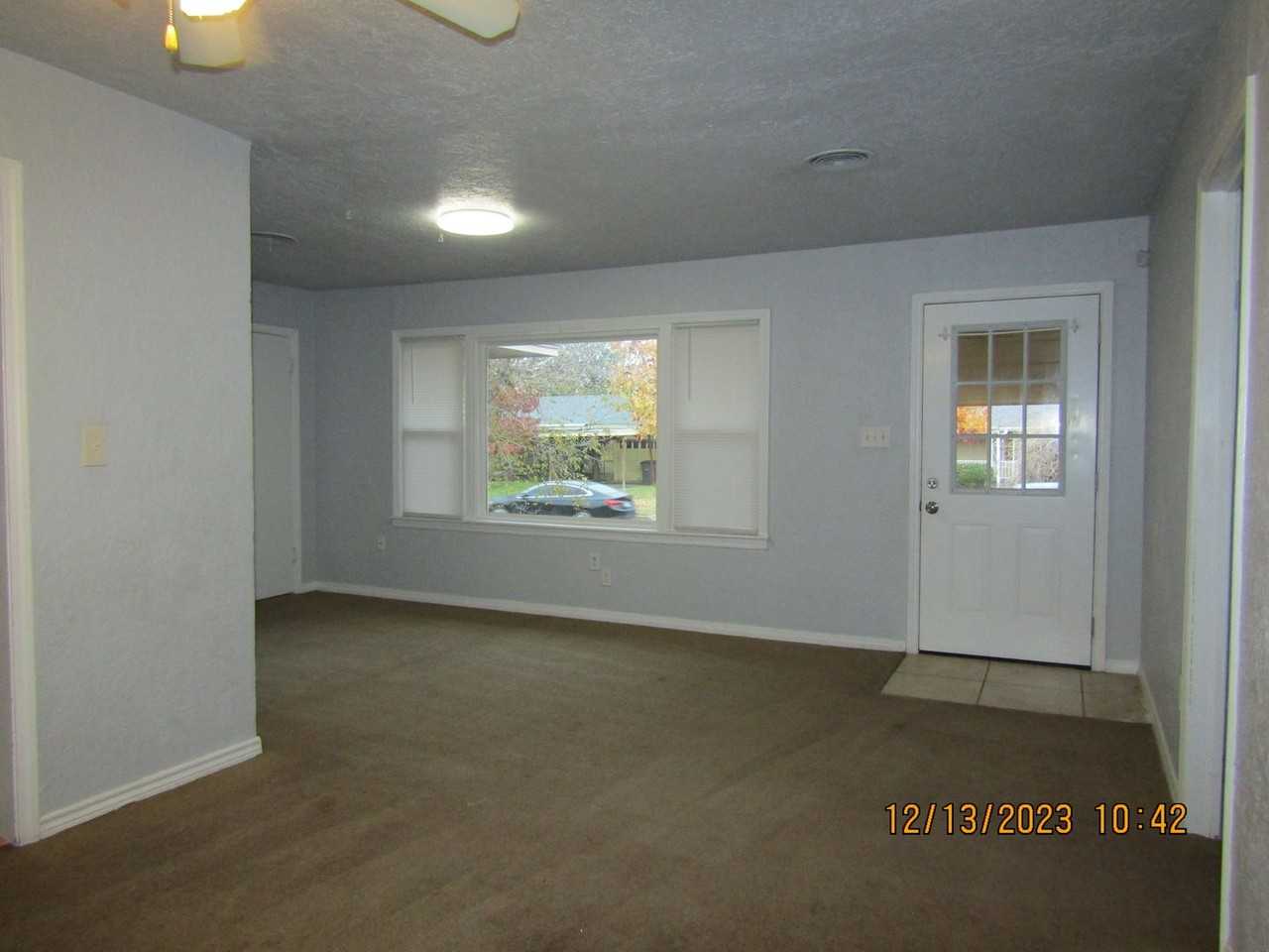 3135 Nw Kinyon Ave - Photo 4 of 33