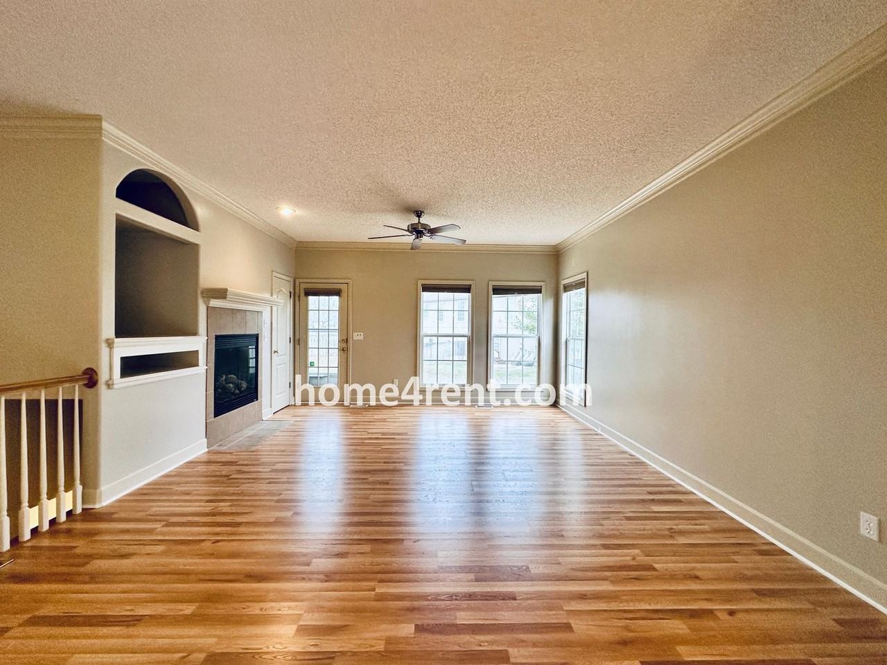 15559 Floyd Ln - Photo 5 of 48