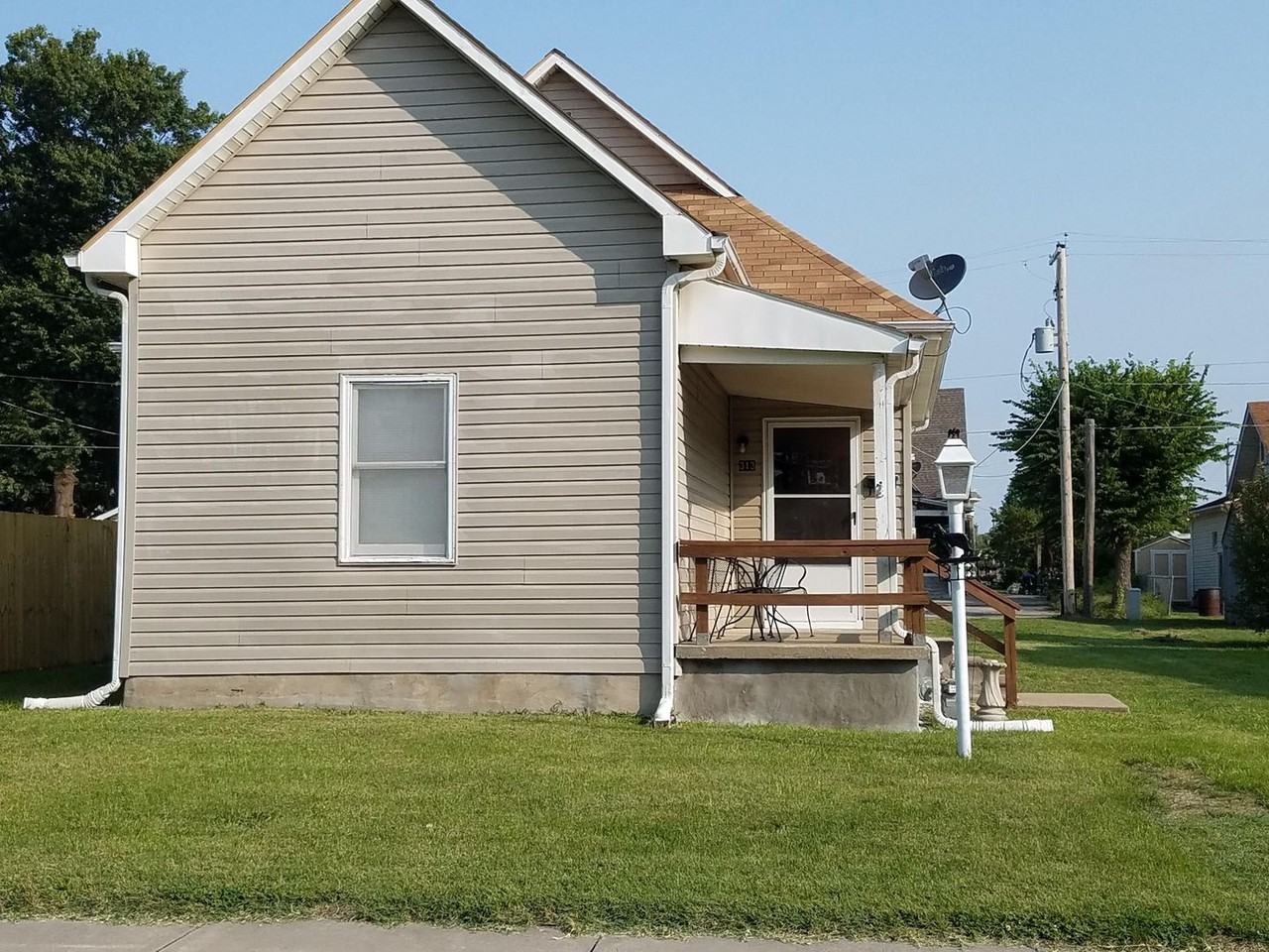 313 E 8th St - Photo 2 of 14