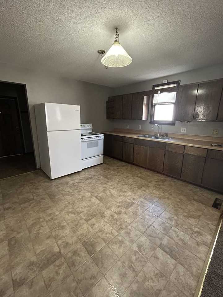 313 E 8th St - Photo 4 of 14