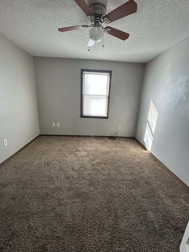 313 E 8th St - Photo 5 of 14