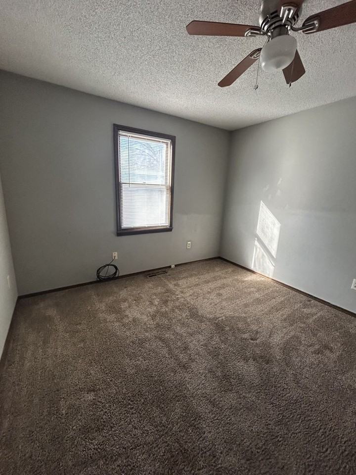 313 E 8th St - Photo 6 of 14