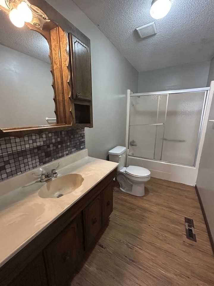 313 E 8th St - Photo 7 of 14