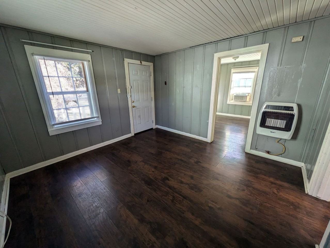 975 Center St - Photo 3 of 11