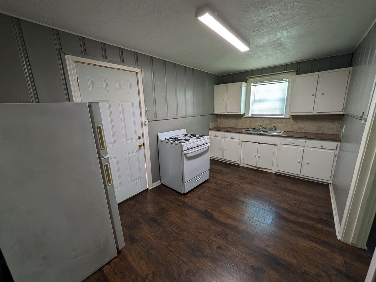 975 Center St - Photo 5 of 11