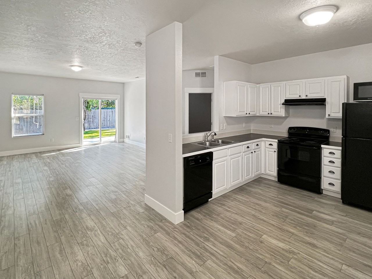 1691 E Daulby St - Photo 3 of 19