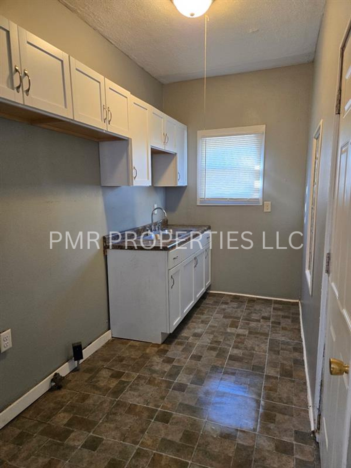 5922 N 28th Ave - Photo 4 of 6