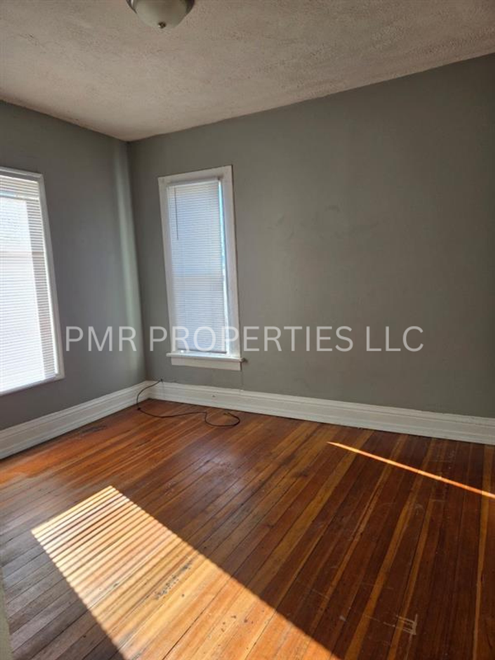 5922 N 28th Ave - Photo 5 of 6