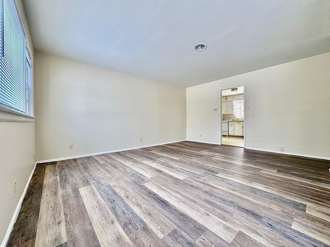 427 S 28th St - Photo 3 of 12