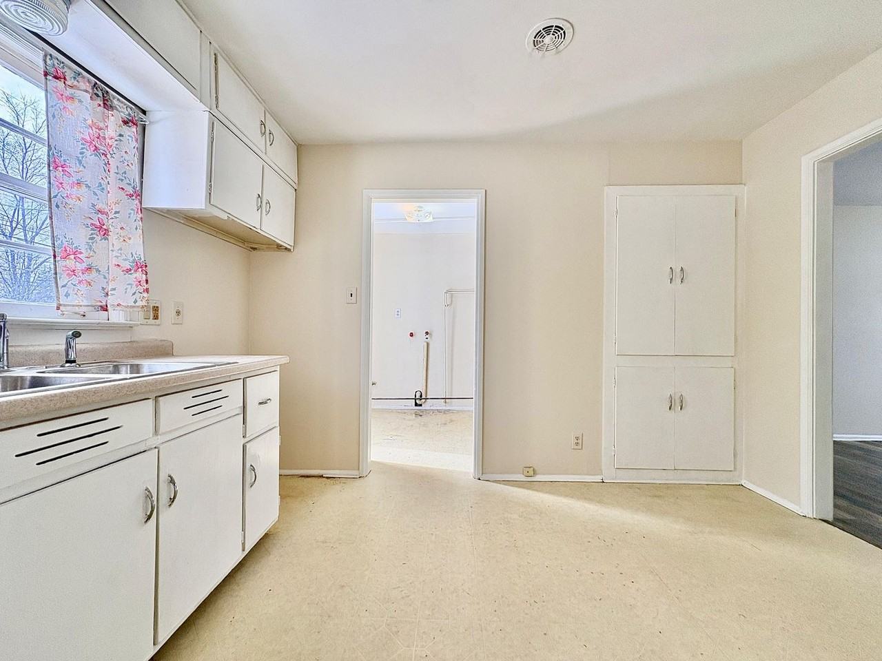 427 S 28th St - Photo 7 of 12