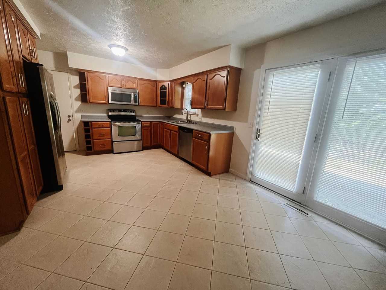 2504 Plymouth St - Photo 2 of 6