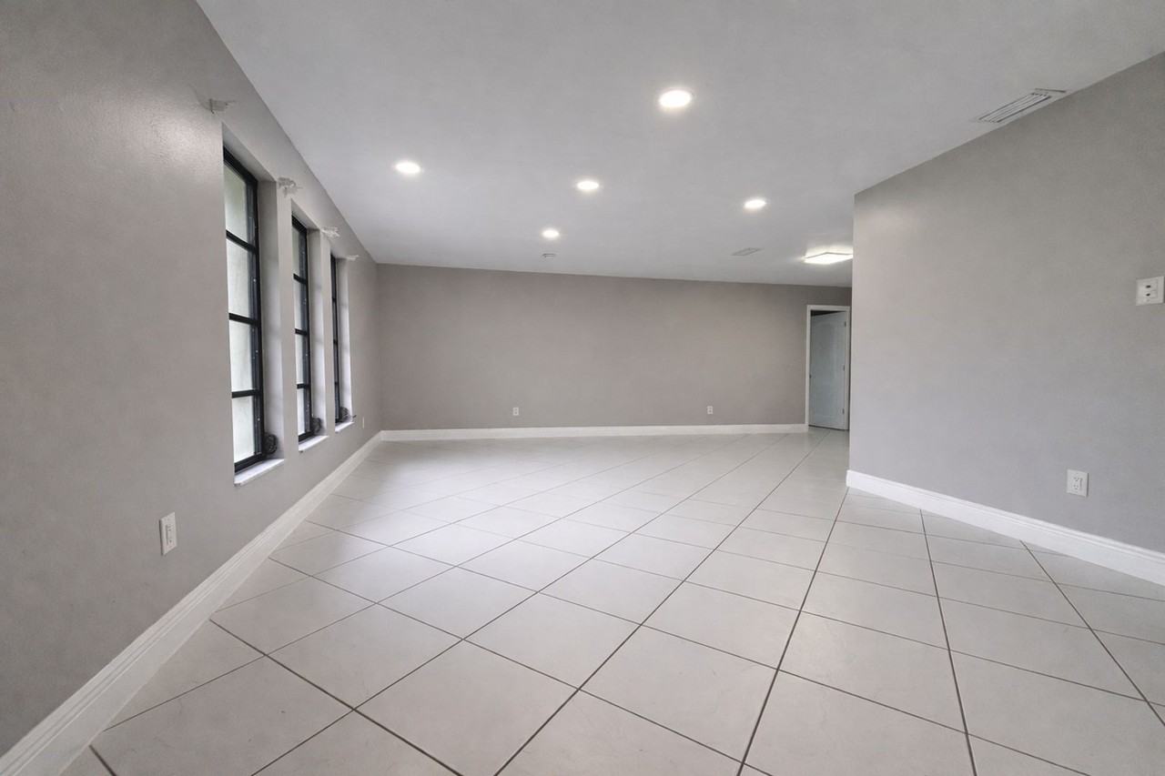 245 Sw 47th St - Photo 5 of 49