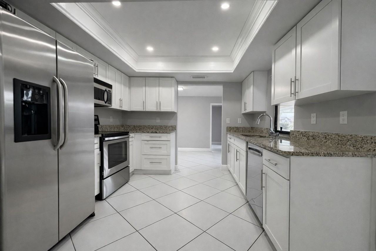 245 Sw 47th St - Photo 7 of 49