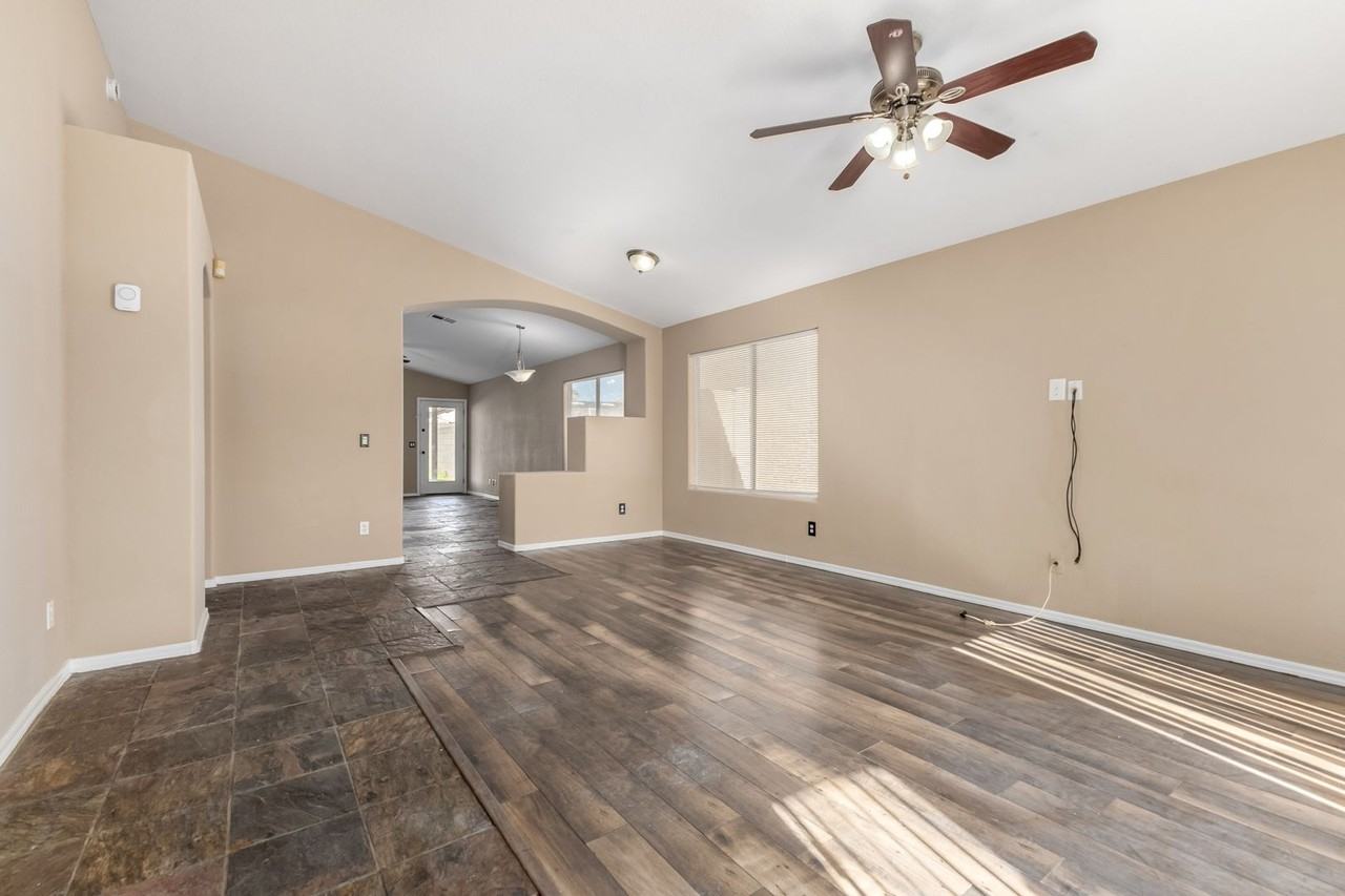 8642 W Laurel Ln - Photo 3 of 28