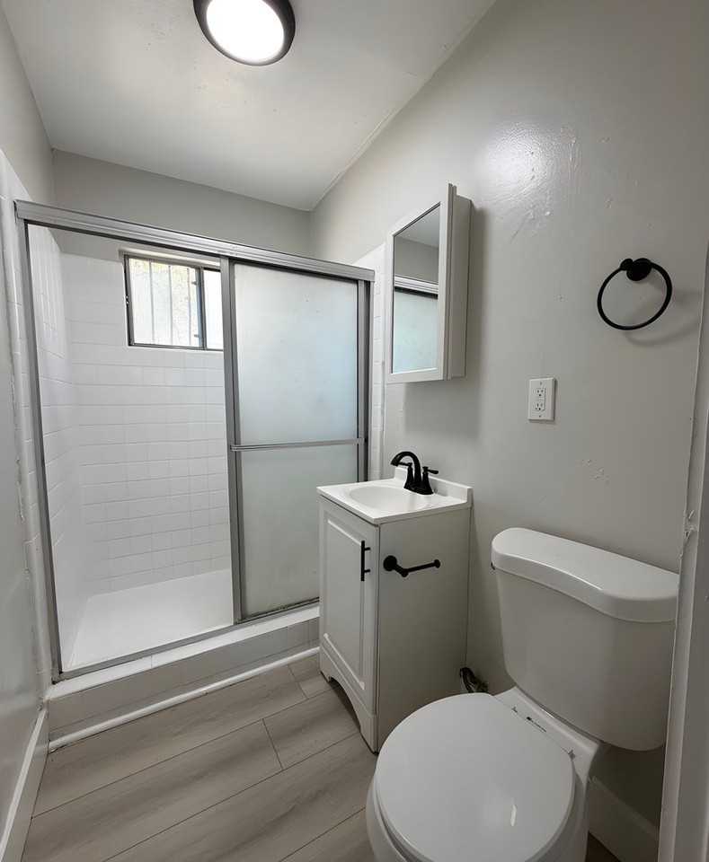 5261 Huntington Dr N #9 - Photo 3 of 3