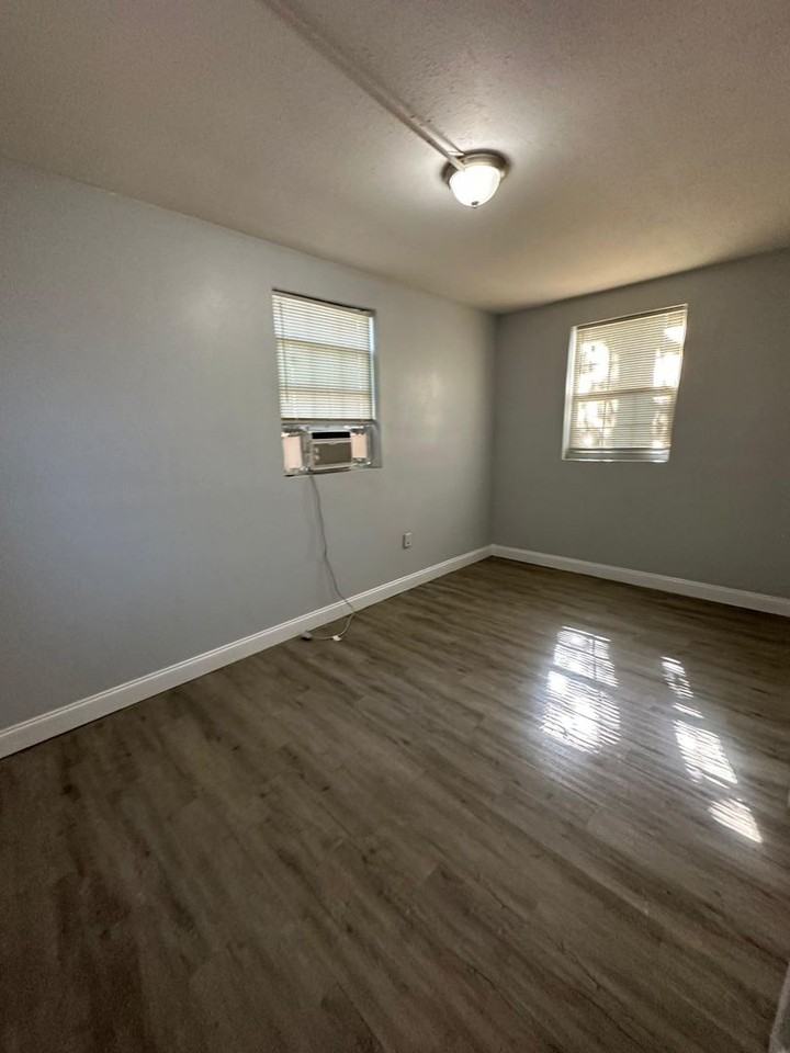 239 Claude St - Photo 3 of 26