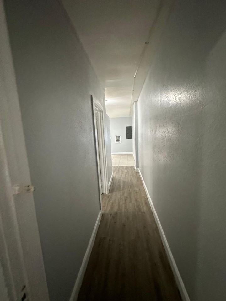 239 Claude St - Photo 4 of 26