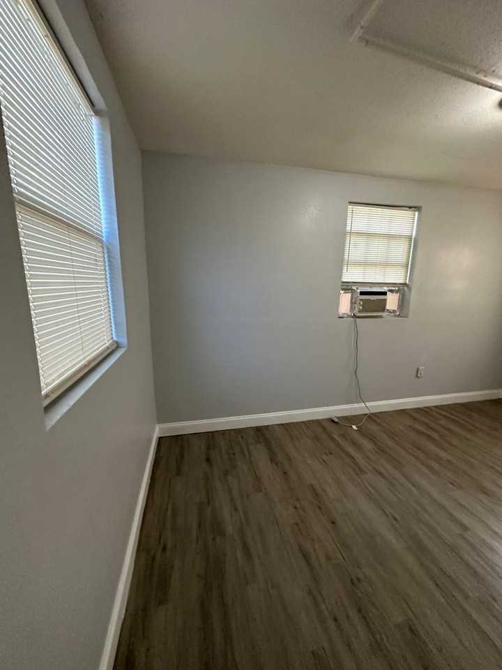 239 Claude St - Photo 5 of 26