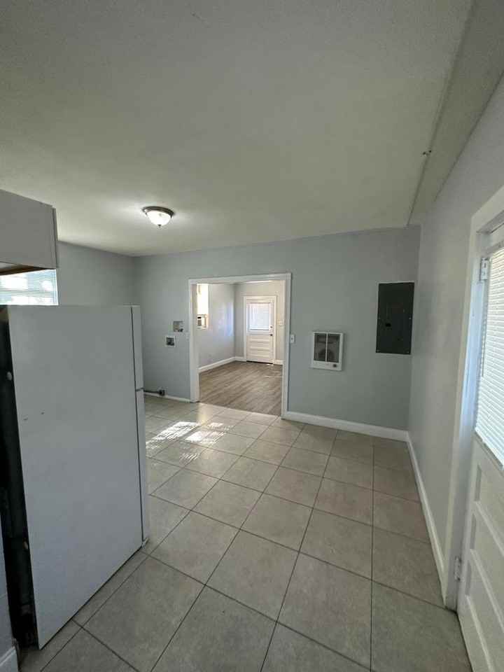 239 Claude St - Photo 6 of 26