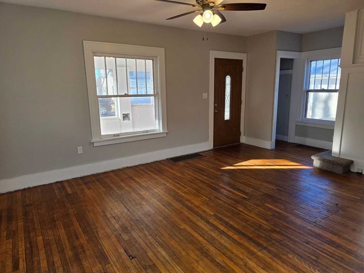 1545 32nd St - Photo 3 of 15