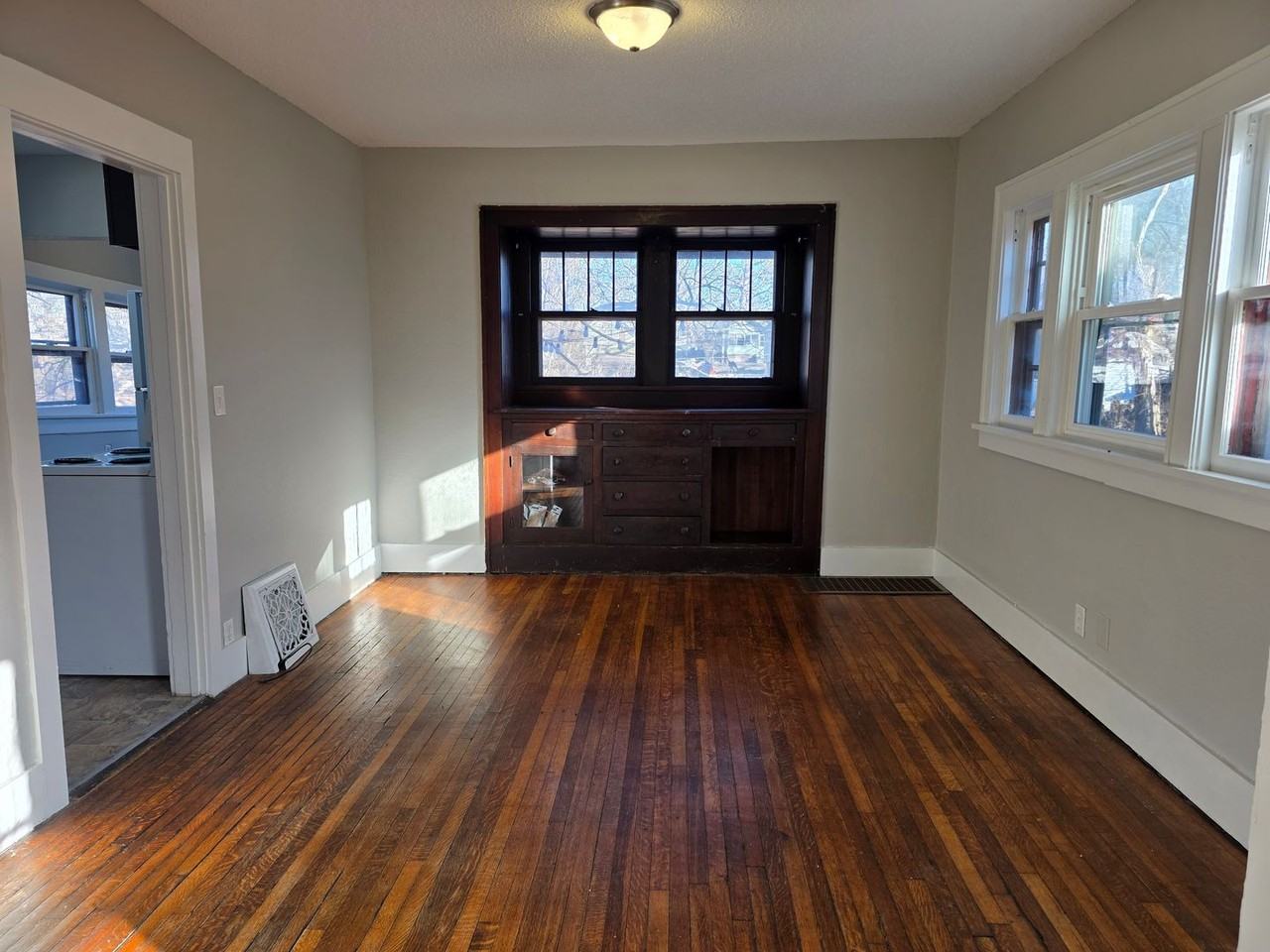 1545 32nd St - Photo 4 of 15