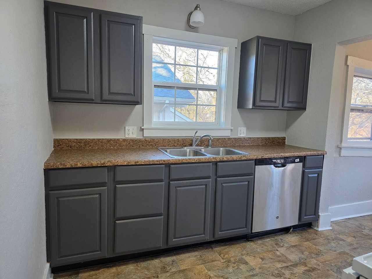 1545 32nd St - Photo 5 of 15