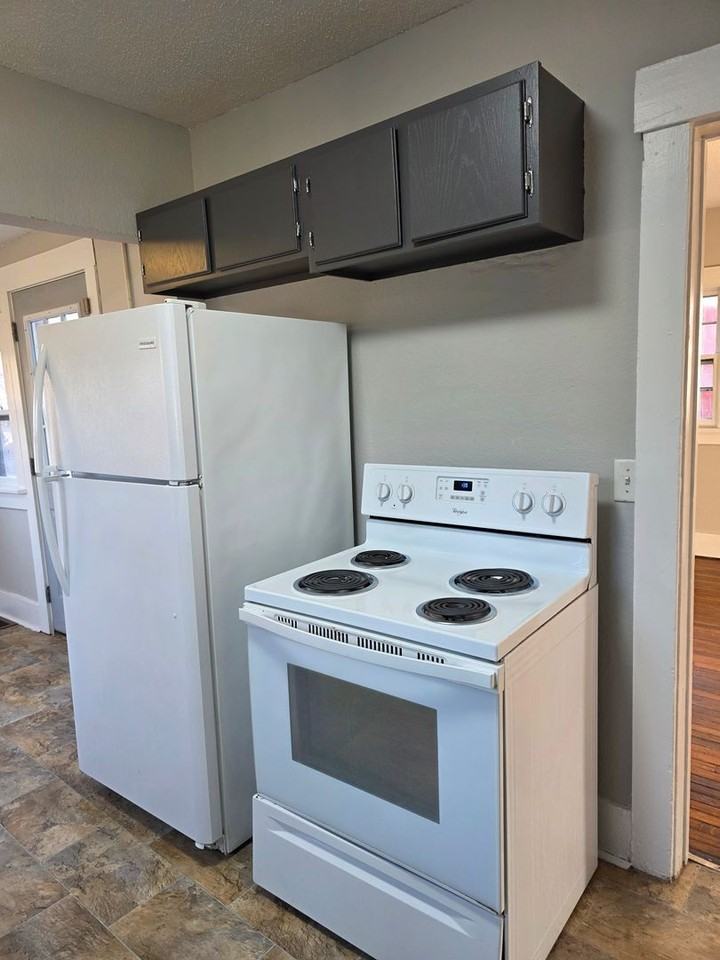 1545 32nd St - Photo 6 of 15