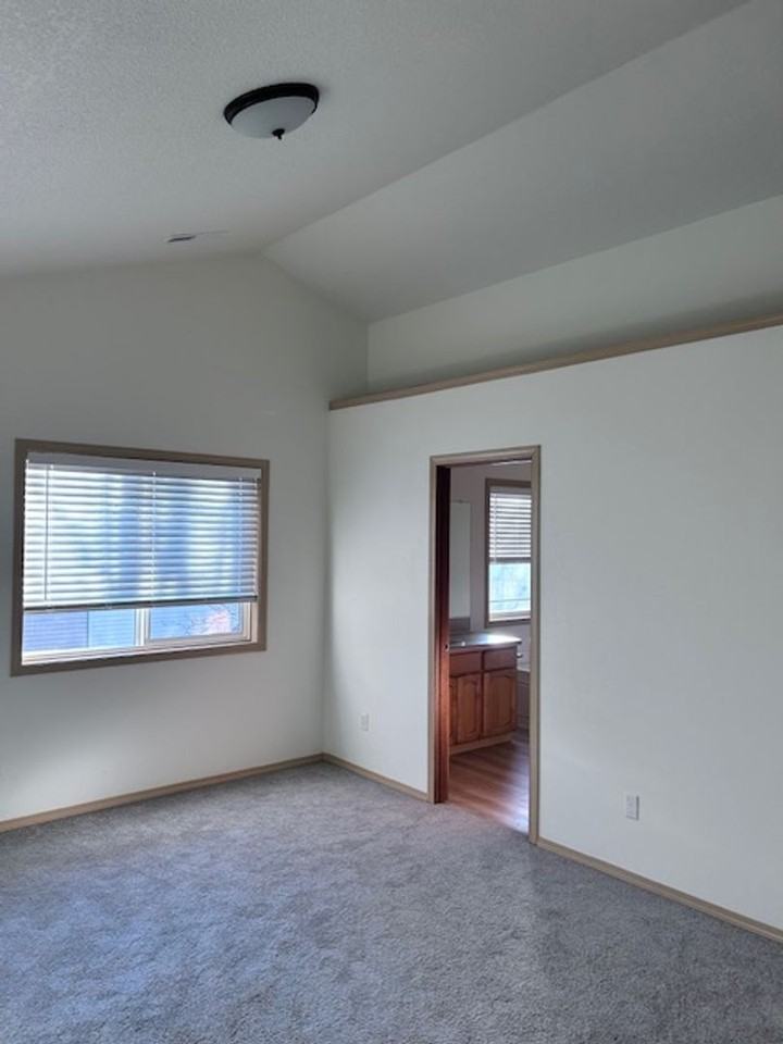 2119 Ne 163rd Ave - Photo 7 of 19