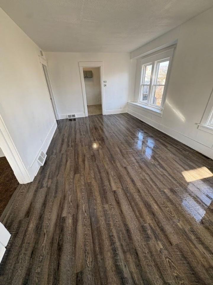 1222 E 4th St - Photo 2 of 5