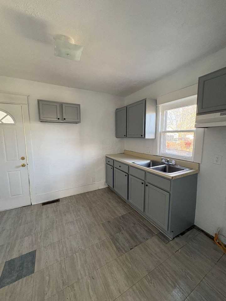 1222 E 4th St - Photo 3 of 5