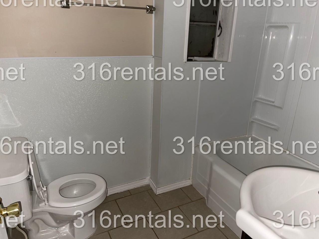 1500 1500 N Main St - 104 E 14th St - Photo 5 of 9